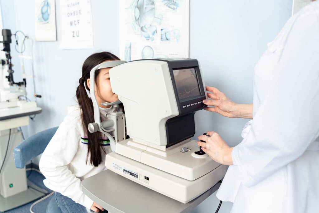 女童接受視光師的驗眼檢查