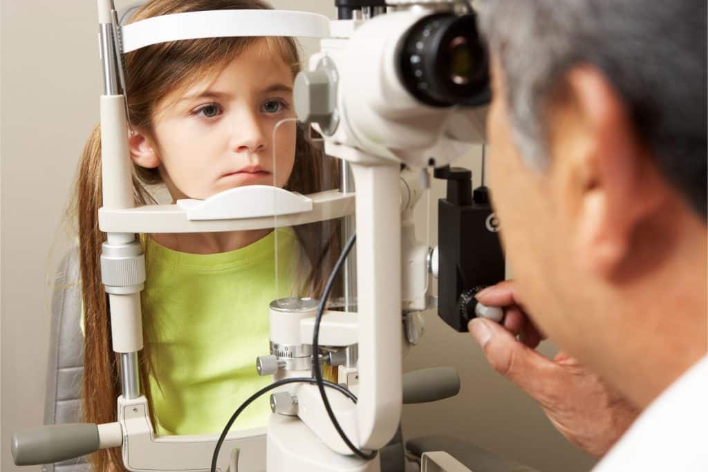 視光師正在為女童驗眼睛