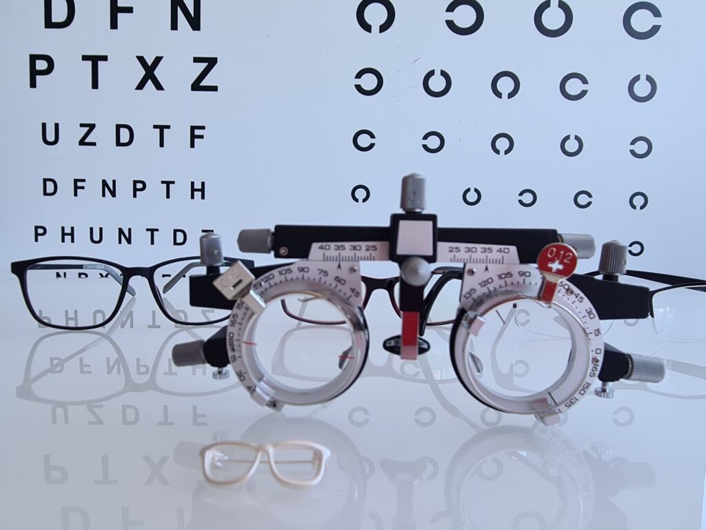 一副測試近視度數的眼鏡