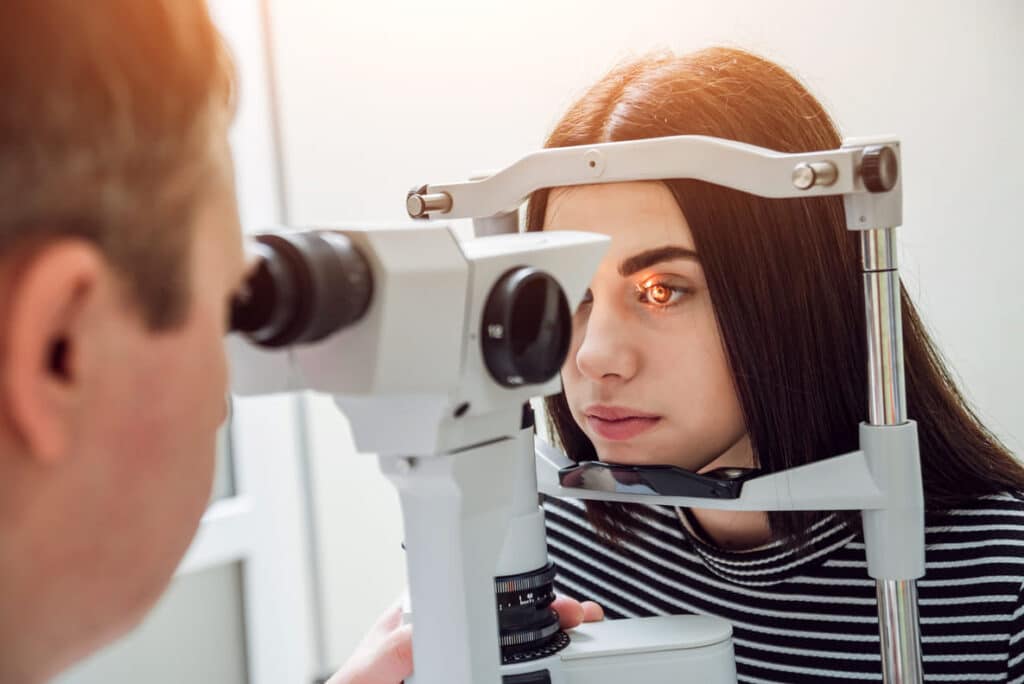 女子正在透過光學驗眼儀器進行驗眼