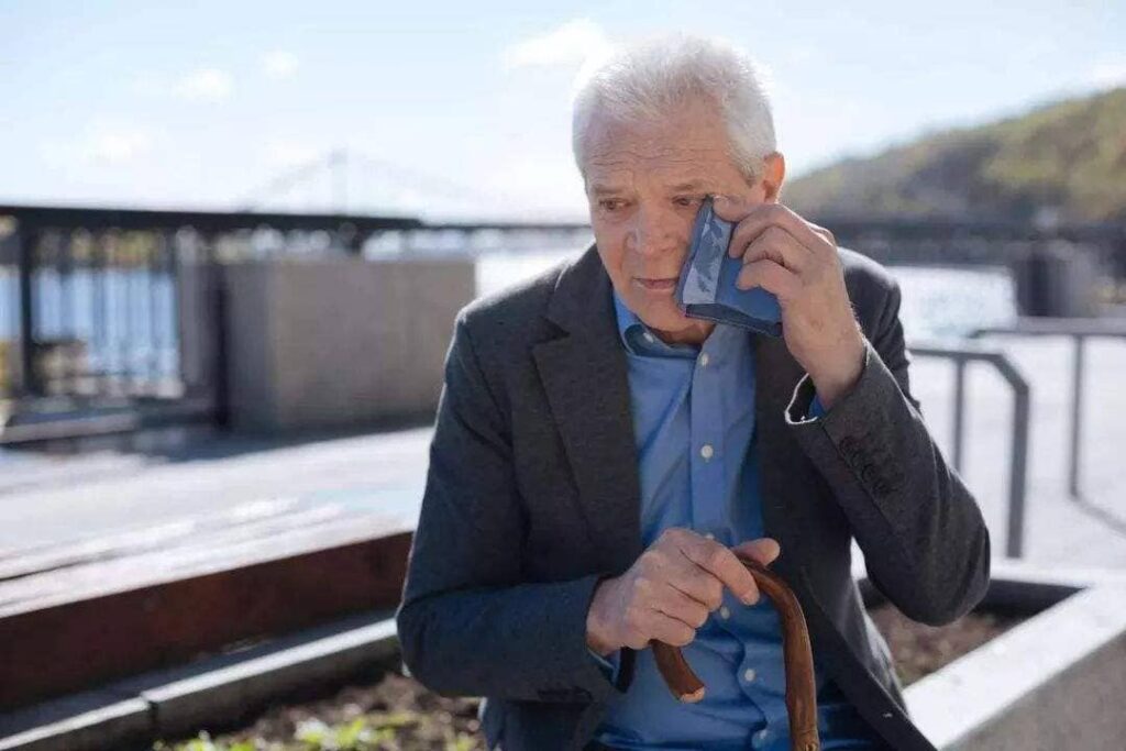 有青光眼的老人正在抹眼